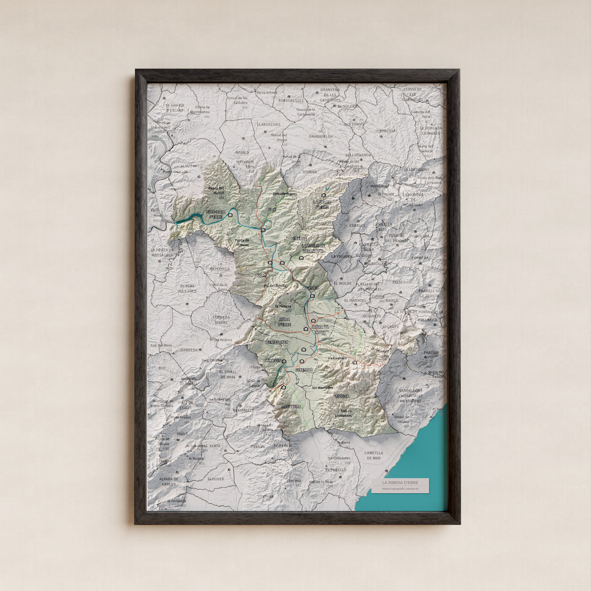 Mapa de relieve de la Ribera d’Ebre, con el territorio en color y el entorno en blanco. Presentación con marco. 21 × 30 cm. Estilo Cartográfico.