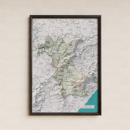 Mapa de relieve de la Ribera d’Ebre, con el territorio en color y el entorno en blanco. Presentación con marco. 21 × 30 cm. Estilo Cartográfico.