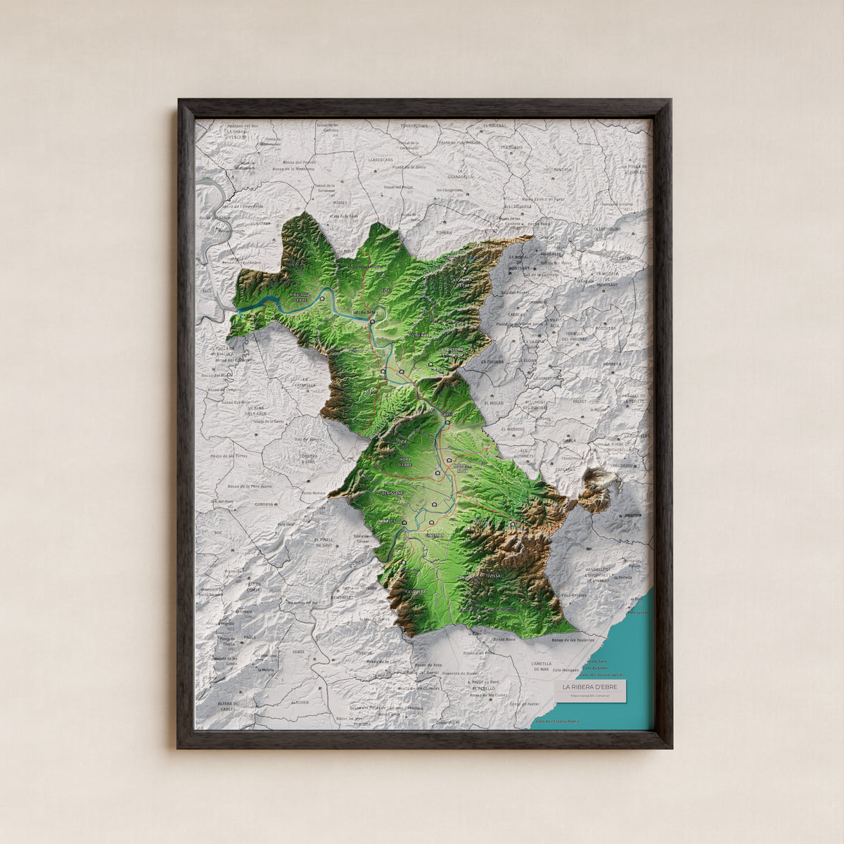 Mapa de relieve de la Ribera d’Ebre, con el territorio en color y el entorno en blanco. Presentación con marco. 30 × 40 cm. Estilo Clásico.