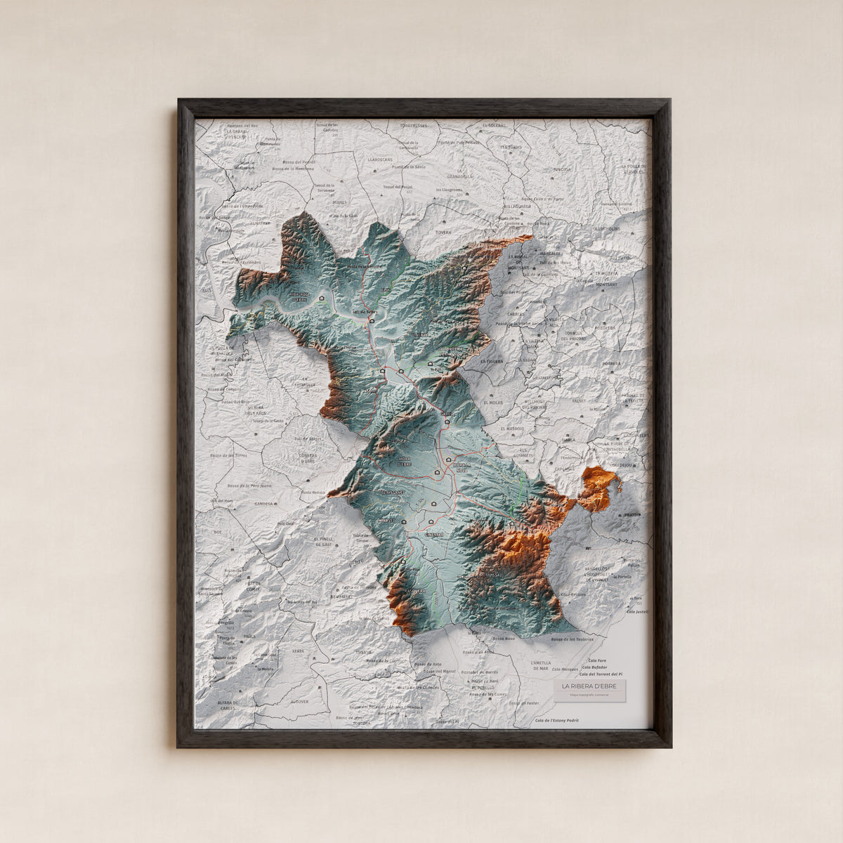 Mapa de relieve de la Ribera d’Ebre, con el territorio en color y el entorno en blanco. Presentación con marco. 30 × 40 cm. Estilo Azul y naranja.