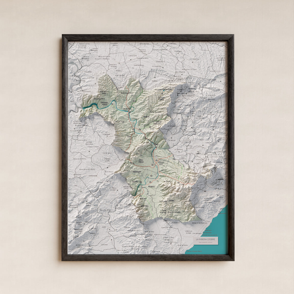 Mapa de relieve de la Ribera d’Ebre, con el territorio en color y el entorno en blanco. Presentación con marco. 30 × 40 cm. Estilo Cartográfico.