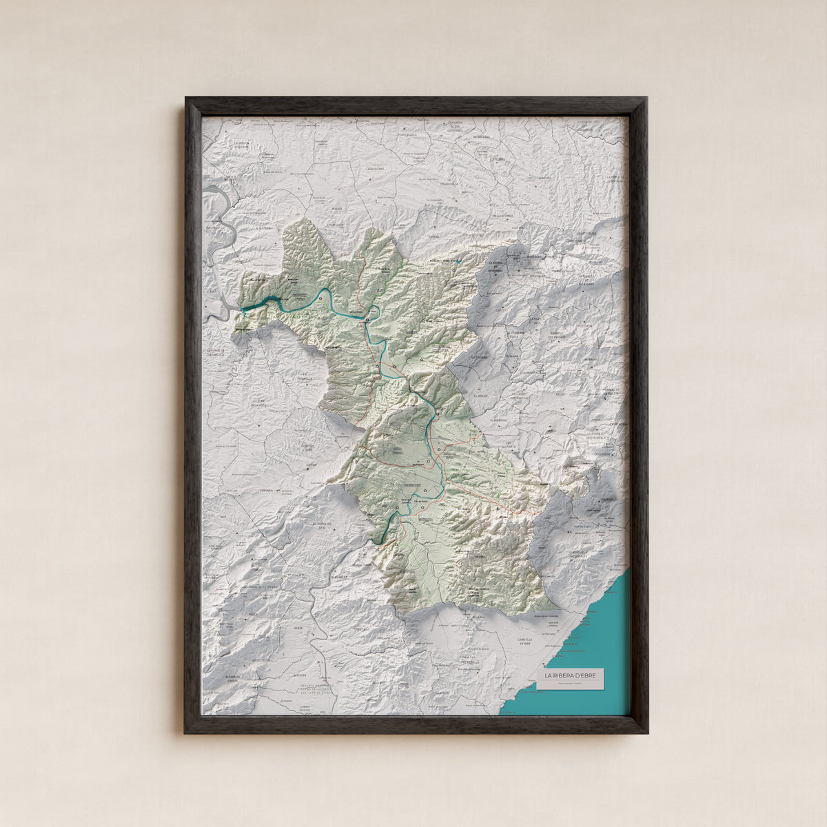 Mapa de relieve de la Ribera d’Ebre, con el territorio en color y el entorno en blanco. Presentación con marco. 50 × 70 cm. Estilo Cartográfico.
