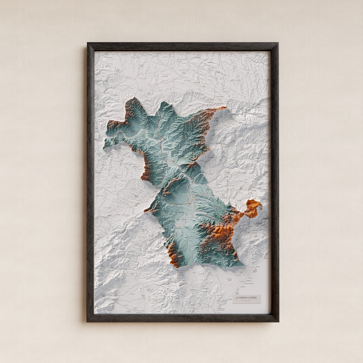 Mapa de relieve de la Ribera d’Ebre, con el territorio en color y el entorno en blanco. Presentación con marco. 61 × 91 cm. Estilo Azul y naranja.