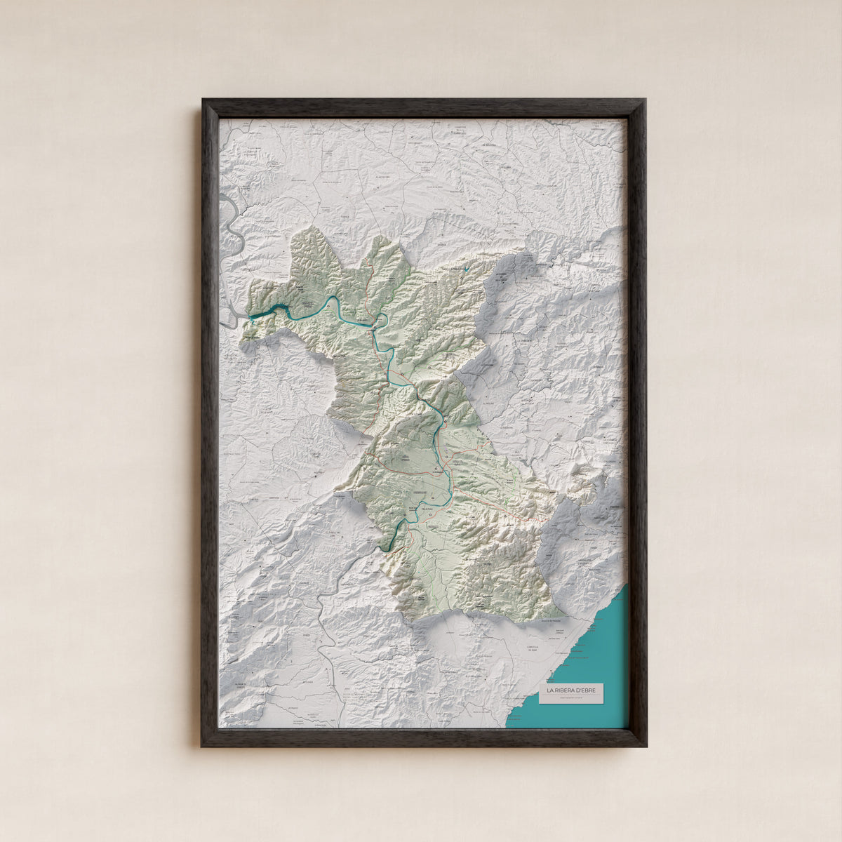 Mapa de relieve de la Ribera d’Ebre, con el territorio en color y el entorno en blanco. Presentación con marco. 61 × 91 cm. Estilo Cartográfico.