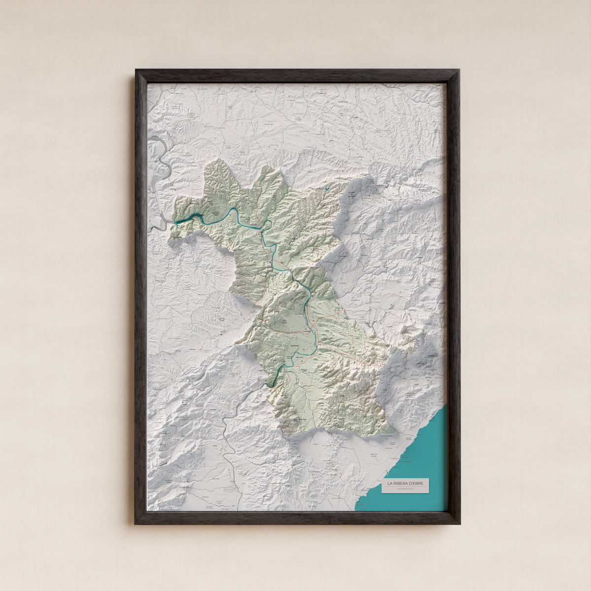 Mapa de relieve de la Ribera d’Ebre, con el territorio en color y el entorno en blanco. Presentación con marco. 70 × 100 cm. Estilo Cartográfico.