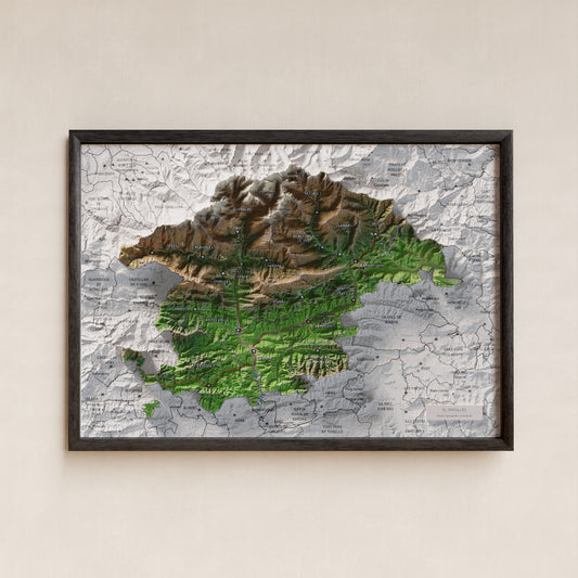 Mapa de relieve del Ripollès, con el territorio en color y el entorno en blanco. Presentación con marco. 21 × 30 cm. Estilo Clásico.