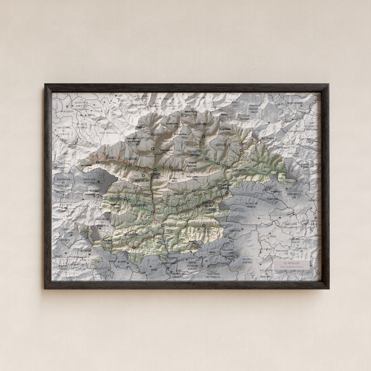 Mapa de relleu del Ripollès, amb el territori en color i l’entorn en blanc. Presentació amb marc. 21 × 30 cm. Estil Cartogràfic.
