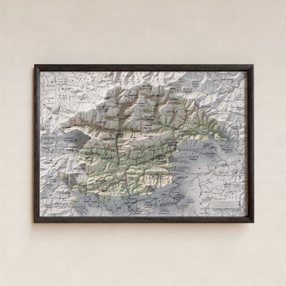 Mapa de relleu del Ripollès, amb el territori en color i l’entorn en blanc. Presentació amb marc. 21 × 30 cm. Estil Cartogràfic.