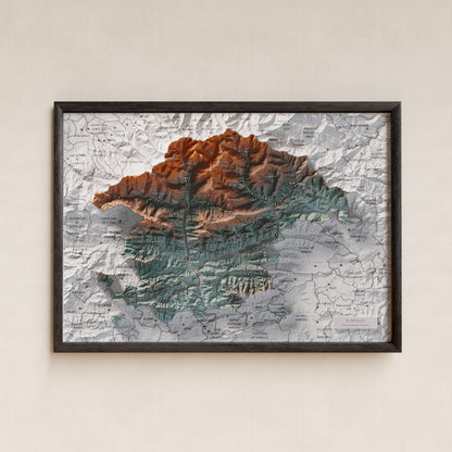 Mapa de relleu del Ripollès, amb el territori en color i l’entorn en blanc. Presentació amb marc. 21 × 30 cm. Estil Blau i taronja.