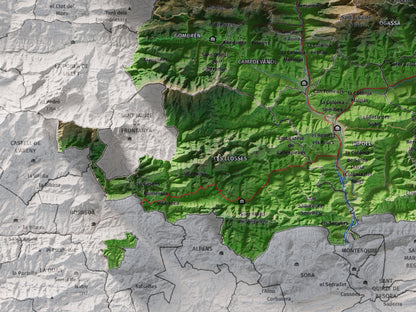 Mapa de relleu del Ripollès, amb el territori en color i l’entorn en blanc. Detall de la part inferior esquerra. 30 × 40 cm. Estil Clàssic.