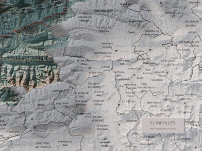 Mapa de relleu del Ripollès, amb el territori en color i l’entorn en blanc. Detall de la part inferior dreta. 30 × 40 cm. Estil Blau i taronja.