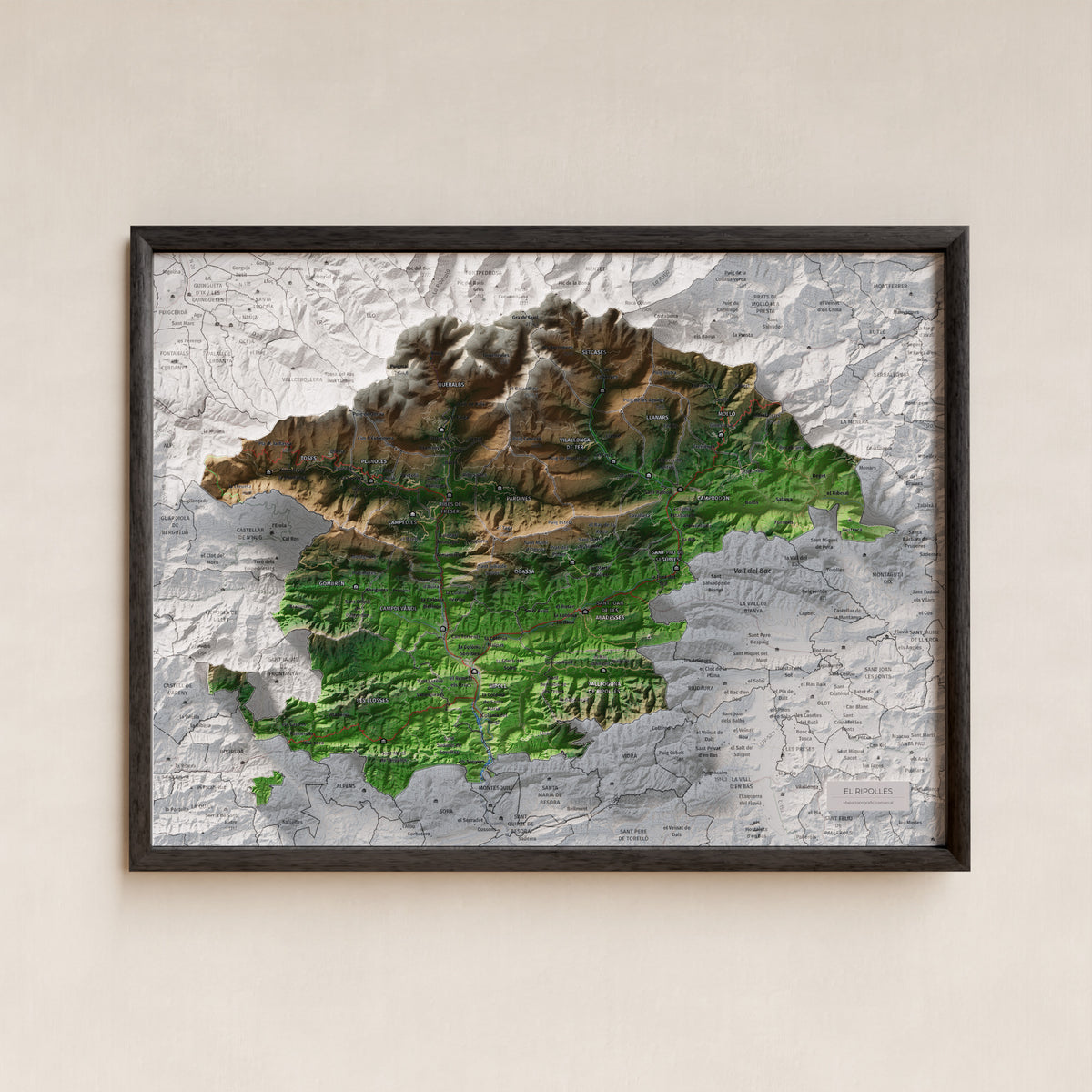 Mapa de relleu del Ripollès, amb el territori en color i l’entorn en blanc. Presentació amb marc. 30 × 40 cm. Estil Clàssic.