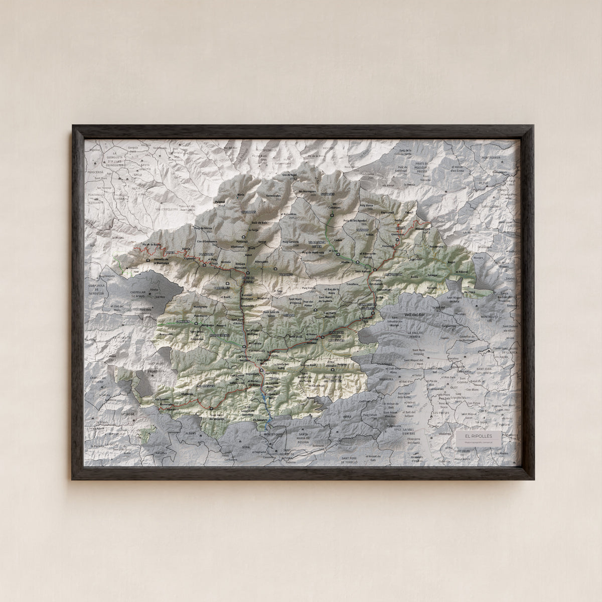 Mapa de relleu del Ripollès, amb el territori en color i l’entorn en blanc. Presentació amb marc. 30 × 40 cm. Estil Cartogràfic.
