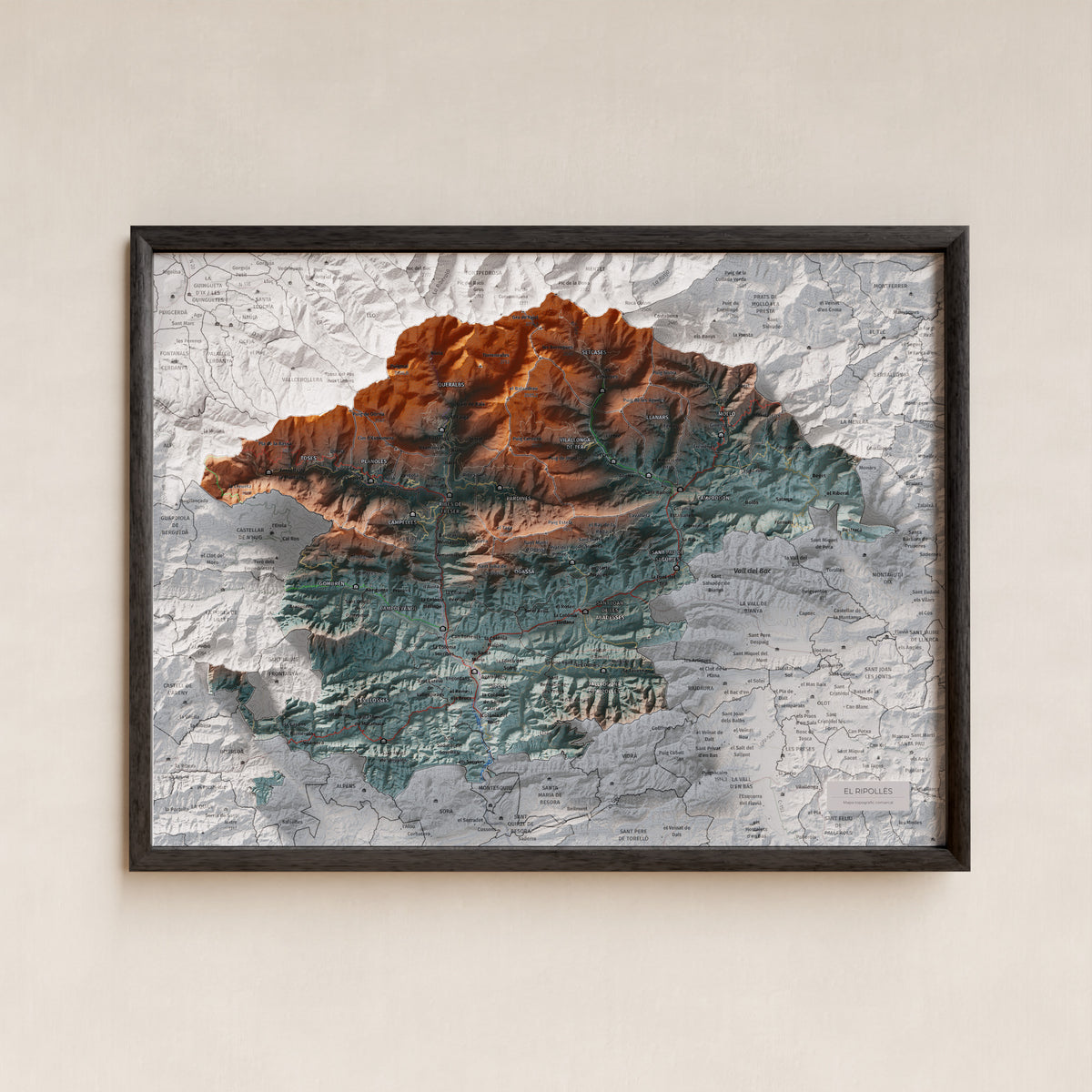 Mapa de relleu del Ripollès, amb el territori en color i l’entorn en blanc. Presentació amb marc. 30 × 40 cm. Estil Blau i taronja.