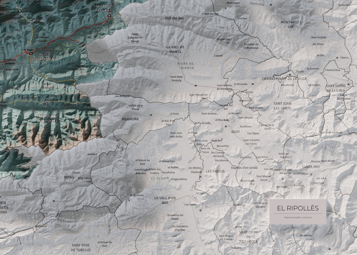 Mapa de relleu del Ripollès, amb el territori en color i l’entorn en blanc. Detall de la part inferior dreta. 50 × 70 cm. Estil Blau i taronja.