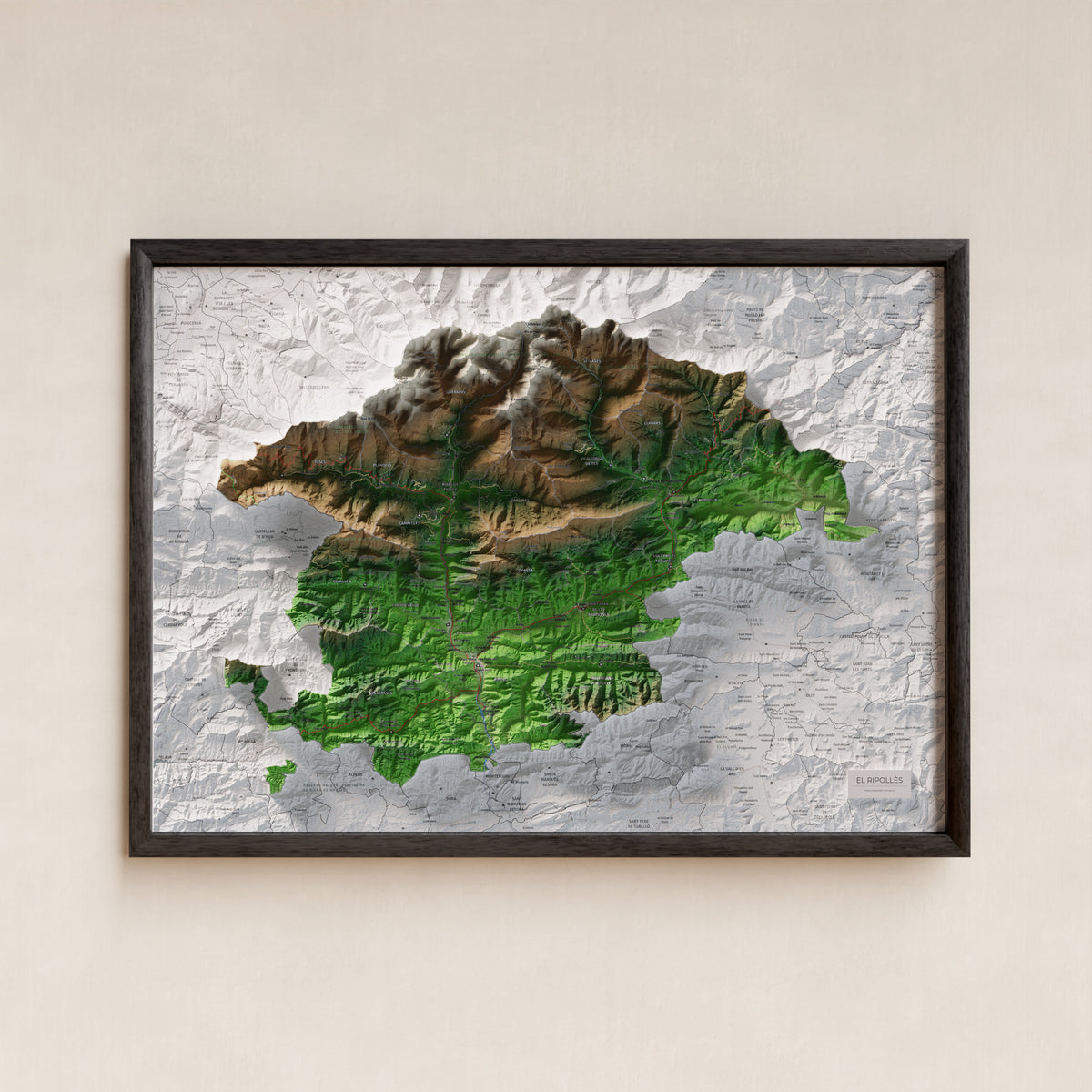 Mapa de relleu del Ripollès, amb el territori en color i l’entorn en blanc. Presentació amb marc. 50 × 70 cm. Estil Clàssic.