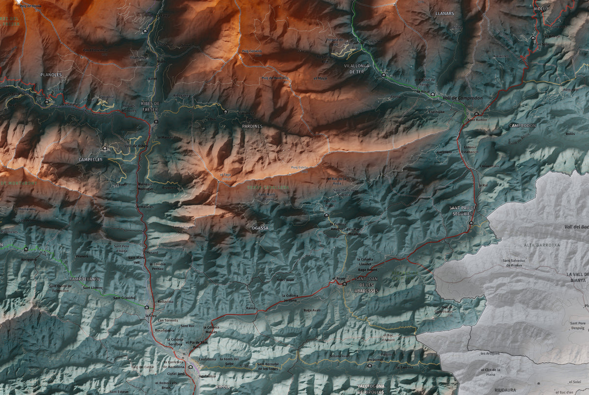 Mapa de relleu del Ripollès, amb el territori en color i l’entorn en blanc. Detall de la part central. 61 × 91 cm. Estil Blau i taronja.