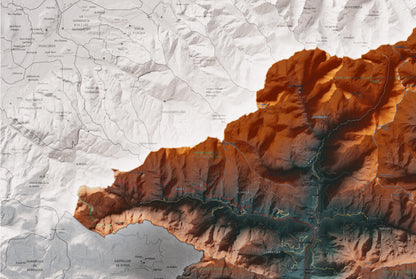Mapa de relleu del Ripollès, amb el territori en color i l’entorn en blanc. Detall de la part superior esquerra. 61 × 91 cm. Estil Blau i taronja.