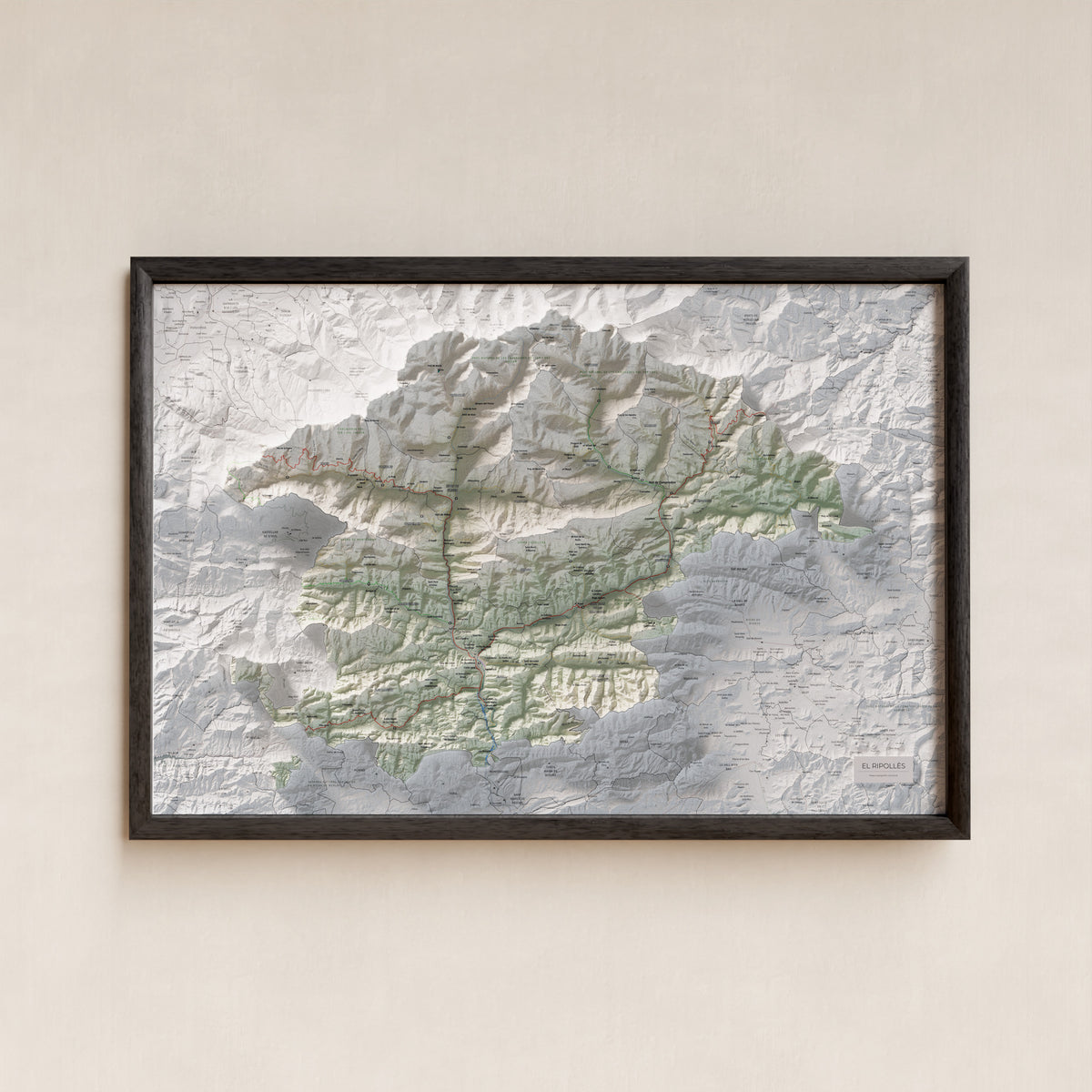 Mapa de relleu del Ripollès, amb el territori en color i l’entorn en blanc. Presentació amb marc. 61 × 91 cm. Estil Cartogràfic.