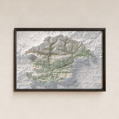 Mapa de relleu del Ripollès, amb el territori en color i l’entorn en blanc. Presentació amb marc. 61 × 91 cm. Estil Cartogràfic.