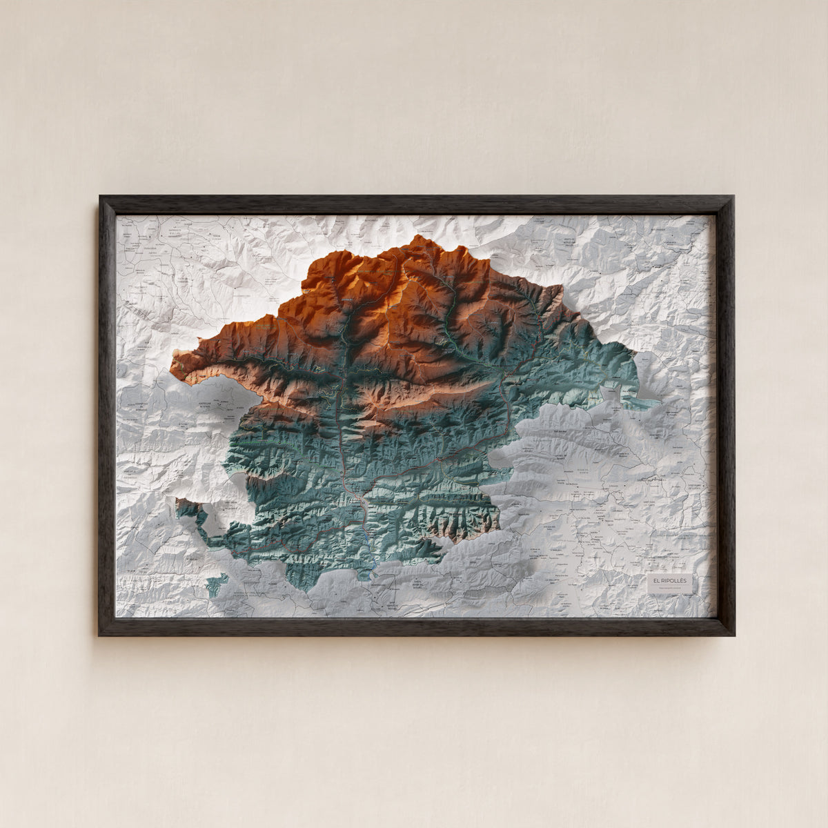 Mapa de relleu del Ripollès, amb el territori en color i l’entorn en blanc. Presentació amb marc. 61 × 91 cm. Estil Blau i taronja.