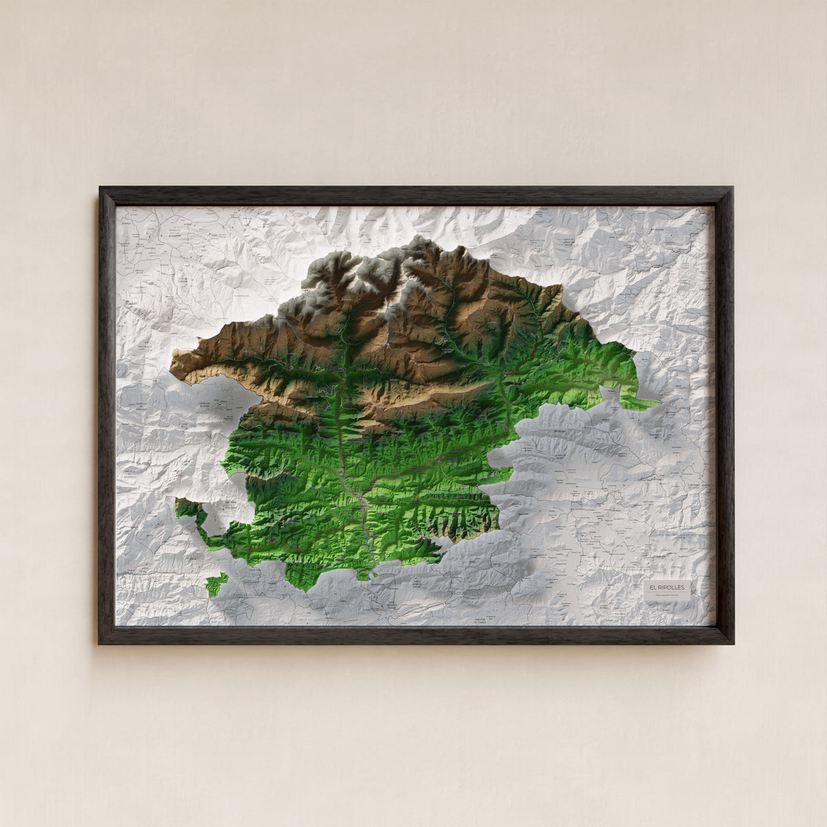 Mapa de relleu del Ripollès, amb el territori en color i l’entorn en blanc. Presentació amb marc. 70 × 100 cm. Estil Clàssic.