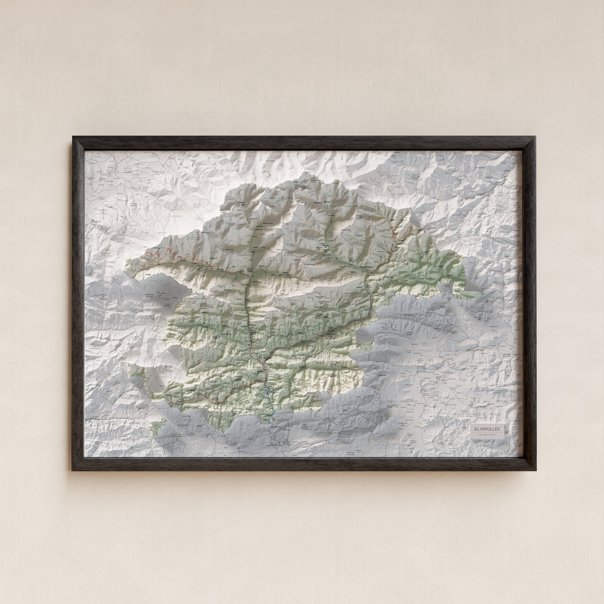 Mapa de relleu del Ripollès, amb el territori en color i l’entorn en blanc. Presentació amb marc. 70 × 100 cm. Estil Cartogràfic.