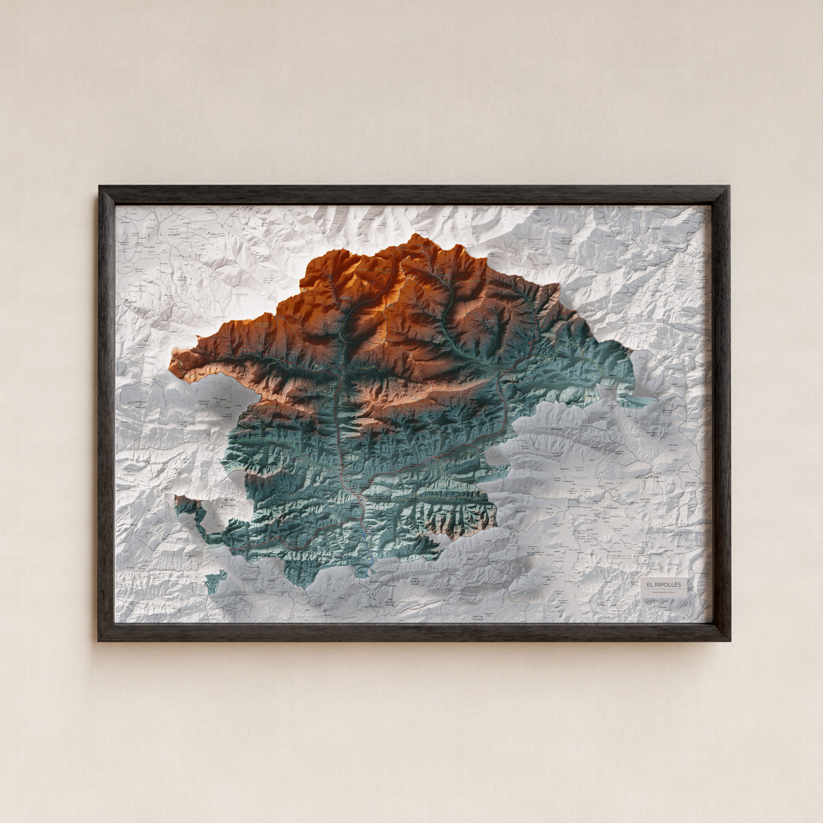 Mapa de relleu del Ripollès, amb el territori en color i l’entorn en blanc. Presentació amb marc. 70 × 100 cm. Estil Blau i taronja.
