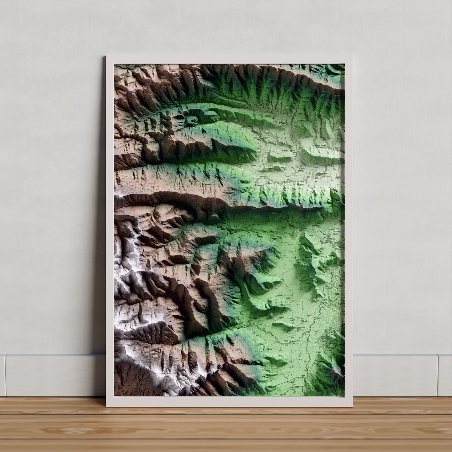 Mapa artístico del relieve de Riudaura, a la Garrotxa, con 15 km de entorno y base topográfica ICGC. Presentación enmarcada.