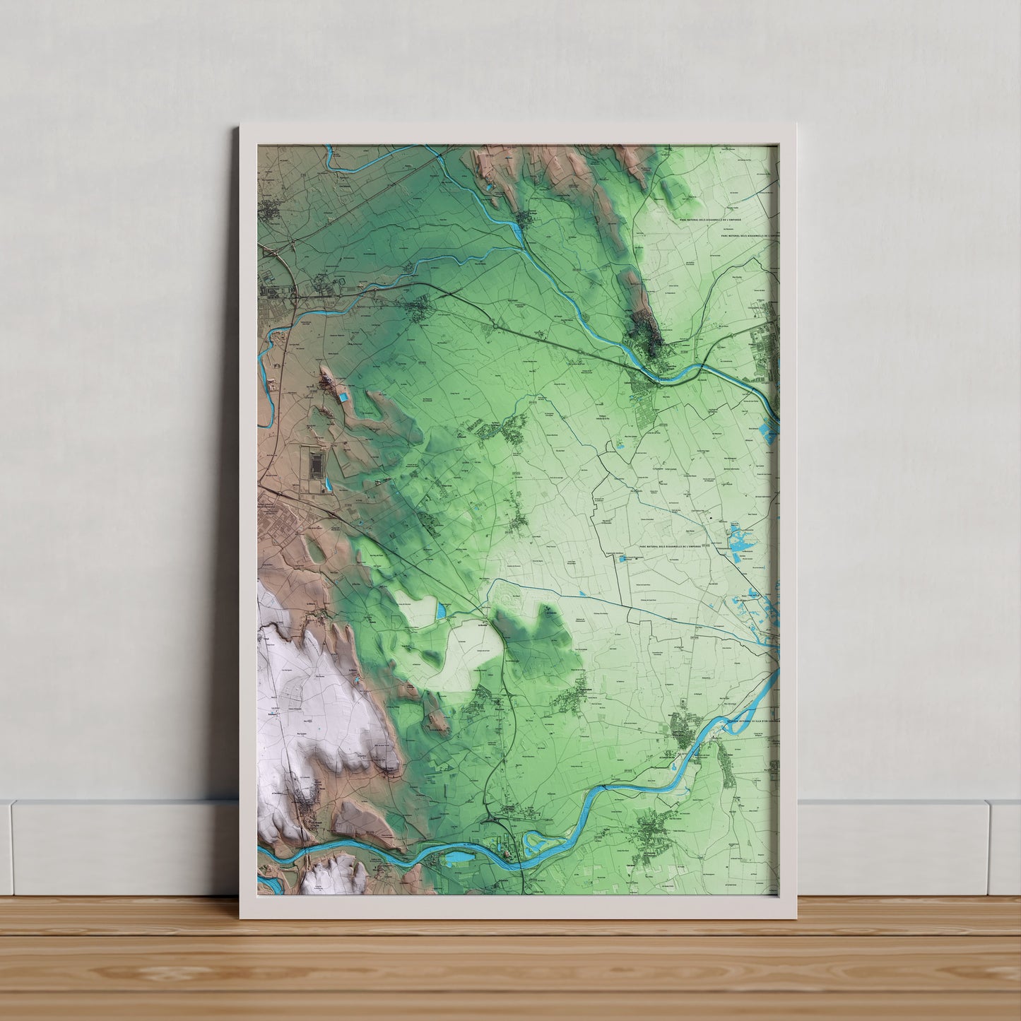 Mapa artístico del relieve de Riumors, al Alt Empordà, con 15 km de entorno y base topográfica ICGC. Presentación enmarcada.