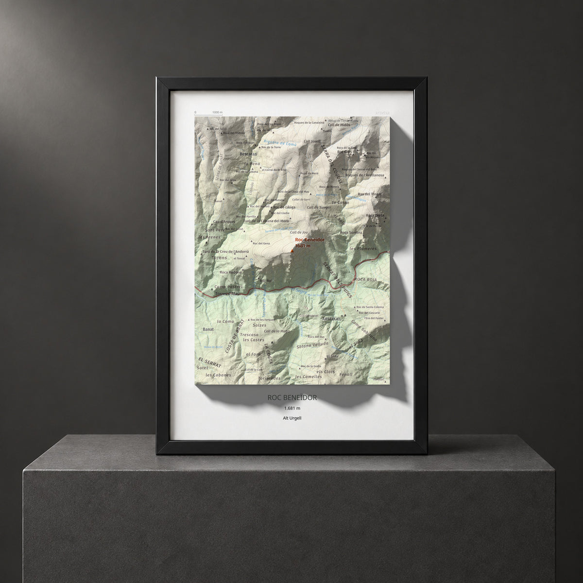 Mapa de relieve de Roc Beneïdor, 1681 m, Alt Urgell, lámina 100 Cims de Trobart. Presentación enmarcada. 21 × 30 cm.