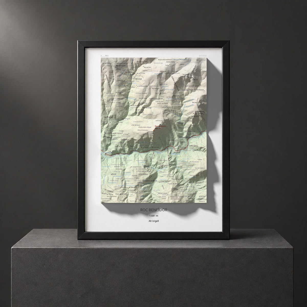 Mapa de relieve de Roc Beneïdor, 1681 m, Alt Urgell, lámina 100 Cims de Trobart. Presentación enmarcada. 30 × 40 cm.