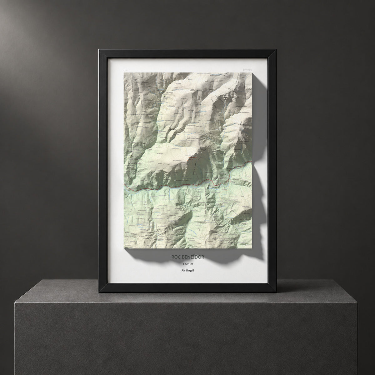 Mapa de relieve de Roc Beneïdor, 1681 m, Alt Urgell, lámina 100 Cims de Trobart. Presentación enmarcada. 50 × 70 cm.