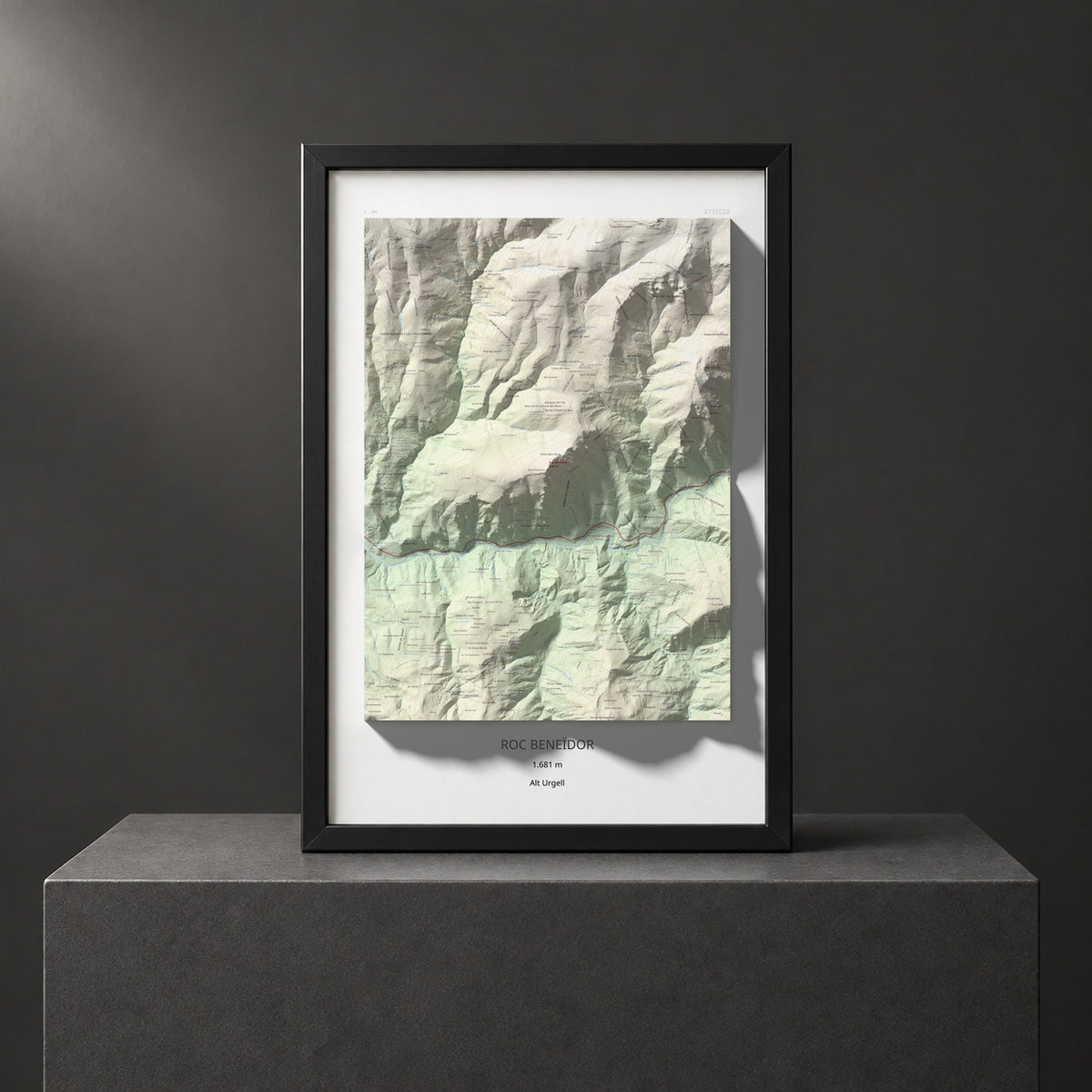 Mapa de relieve de Roc Beneïdor, 1681 m, Alt Urgell, lámina 100 Cims de Trobart. Presentación enmarcada. 61 × 91 cm.