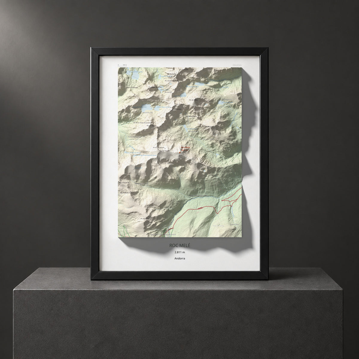 Mapa de relieve de Roc Melé, 2811 m, Andorra, lámina 100 Cims de Trobart. Presentación enmarcada. 30 × 40 cm.