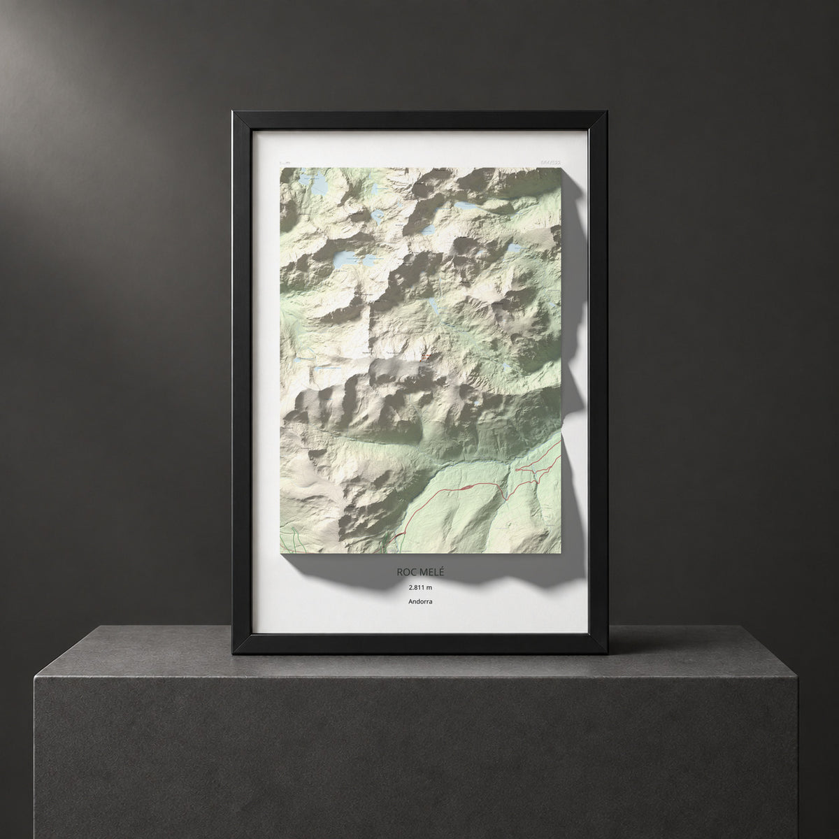 Mapa de relieve de Roc Melé, 2811 m, Andorra, lámina 100 Cims de Trobart. Presentación enmarcada. 61 × 91 cm.