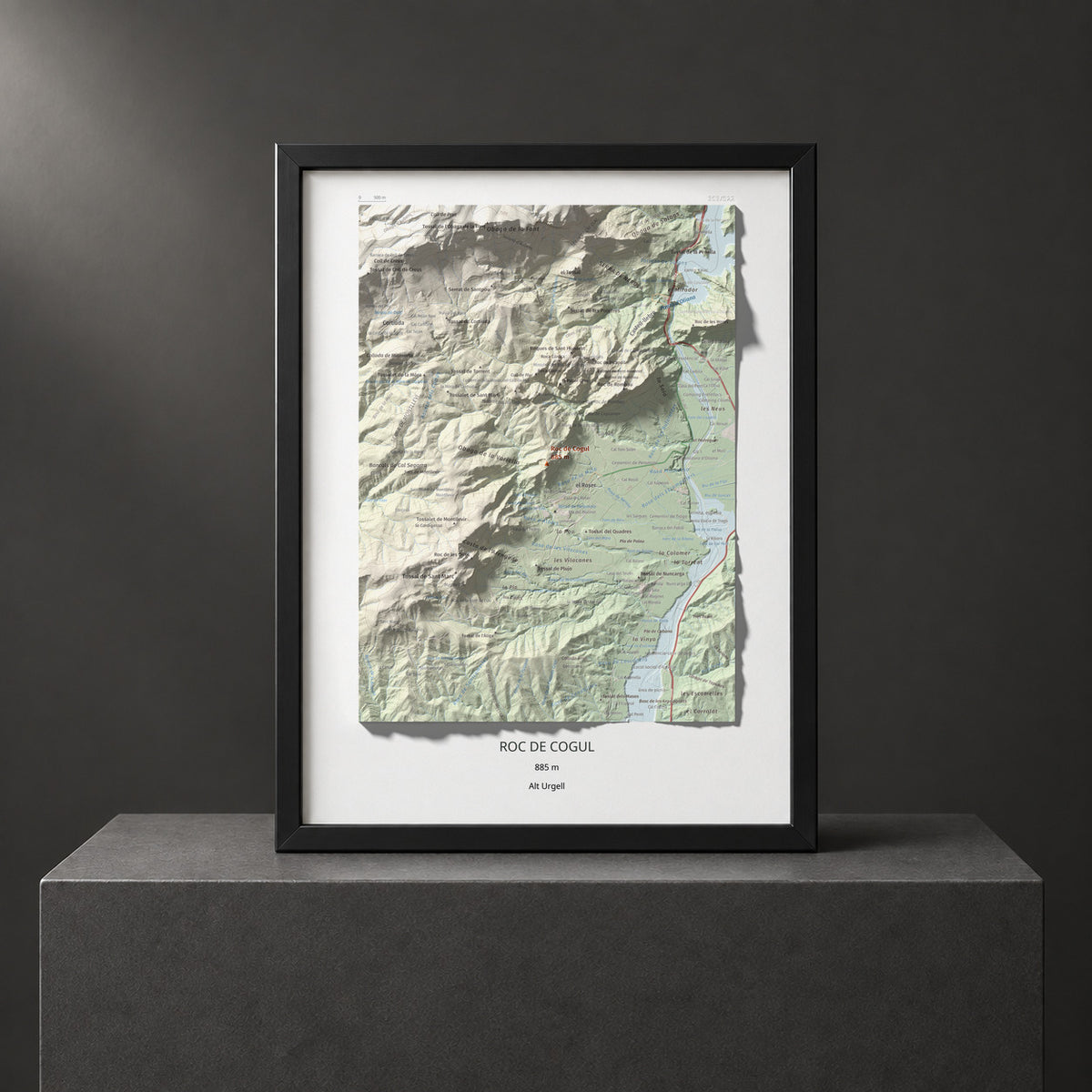 Mapa de relieve de Roc de Cogul, 885 m, Alt Urgell, lámina 100 Cims de Trobart. Presentación enmarcada. 30 × 40 cm.