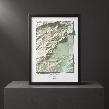 Mapa de relieve de Roc de Cogul, 885 m, Alt Urgell, lámina 100 Cims de Trobart. Presentación enmarcada. 50 × 70 cm.