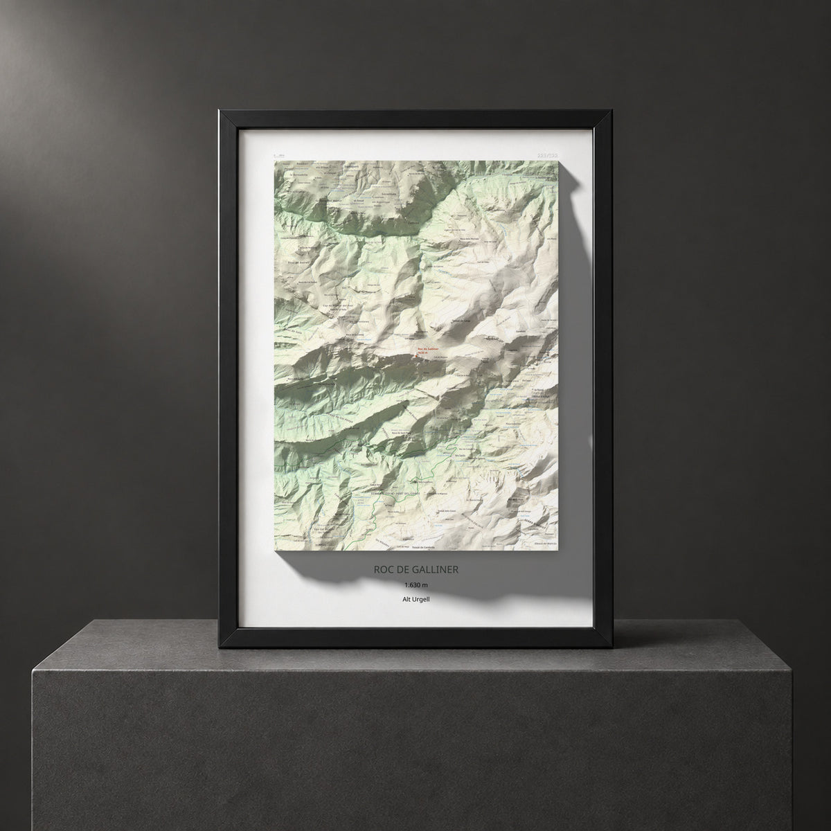 Mapa de relieve de Roc de Galliner, 1630 m, Alt Urgell, lámina 100 Cims de Trobart. Presentación enmarcada. 50 × 70 cm.