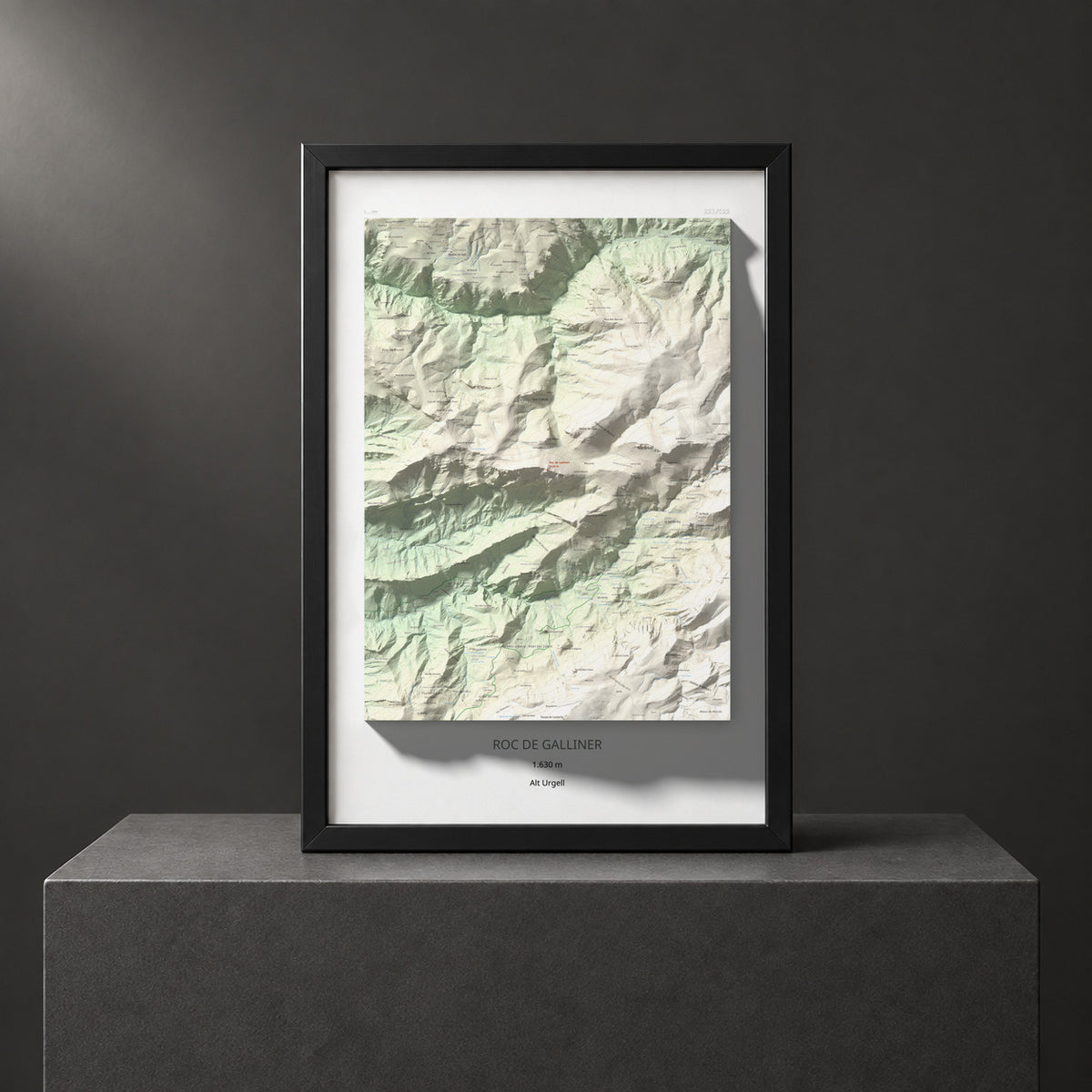 Mapa de relieve de Roc de Galliner, 1630 m, Alt Urgell, lámina 100 Cims de Trobart. Presentación enmarcada. 61 × 91 cm.