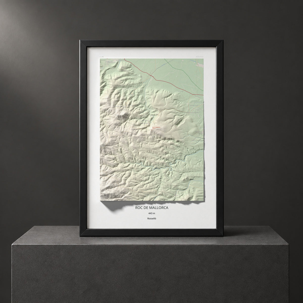 Mapa de relieve de Roc de Mallorca, 443 m, Rosselló, lámina 100 Cims de Trobart. Presentación enmarcada. 50 × 70 cm.