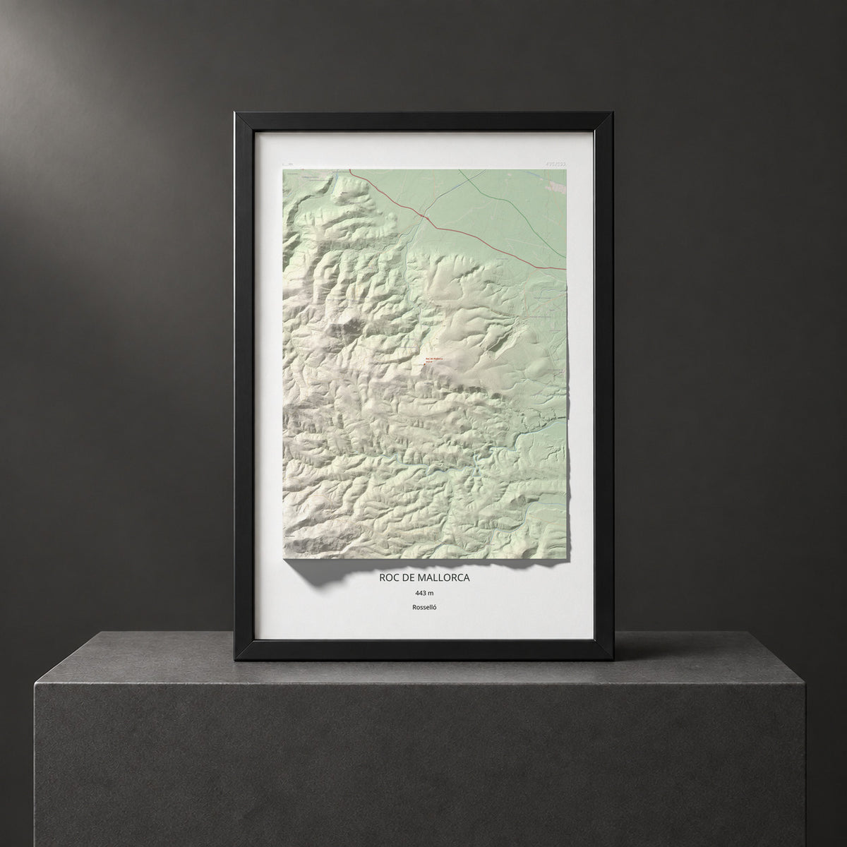 Mapa de relieve de Roc de Mallorca, 443 m, Rosselló, lámina 100 Cims de Trobart. Presentación enmarcada. 61 × 91 cm.
