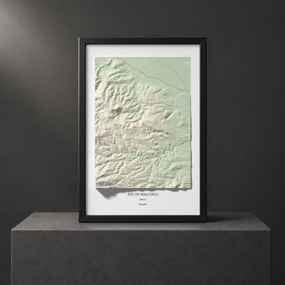 Mapa de relieve de Roc de Mallorca, 443 m, Rosselló, lámina 100 Cims de Trobart. Presentación enmarcada. 61 × 91 cm.