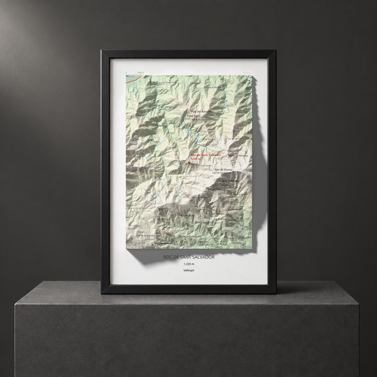 Mapa de relieve de Roc de Sant Salvador, 1235 m, Vallespir, lámina 100 Cims de Trobart. Presentación enmarcada. 21 × 30 cm.