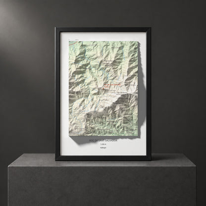 Mapa de relieve de Roc de Sant Salvador, 1235 m, Vallespir, lámina 100 Cims de Trobart. Presentación enmarcada. 21 × 30 cm.