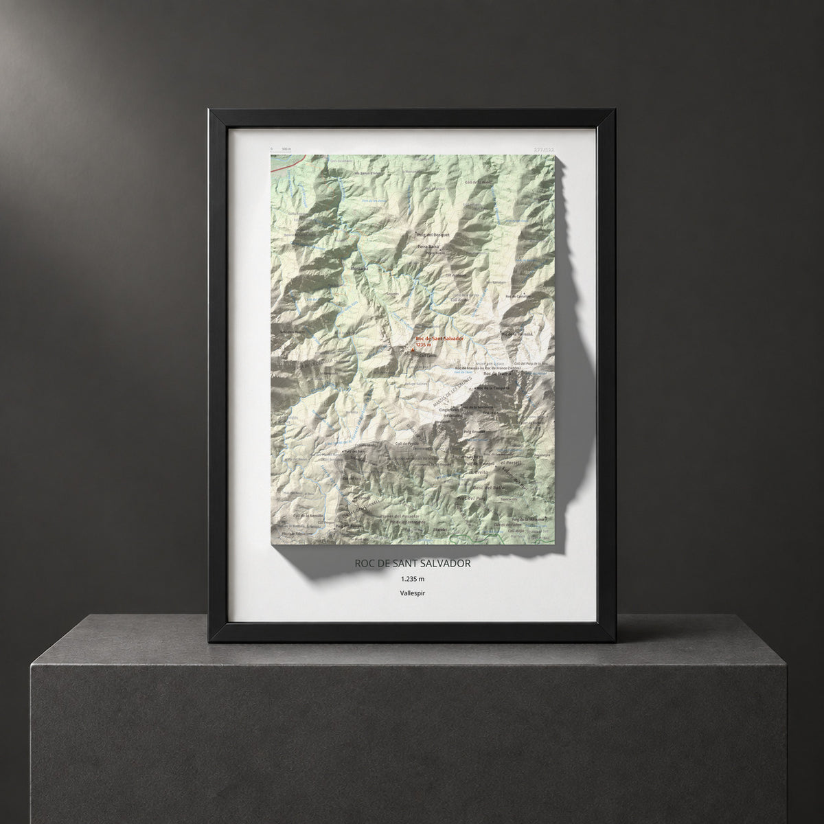 Mapa de relieve de Roc de Sant Salvador, 1235 m, Vallespir, lámina 100 Cims de Trobart. Presentación enmarcada. 30 × 40 cm.