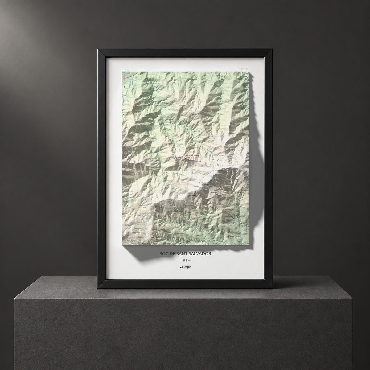 Mapa de relieve de Roc de Sant Salvador, 1235 m, Vallespir, lámina 100 Cims de Trobart. Presentación enmarcada. 50 × 70 cm.