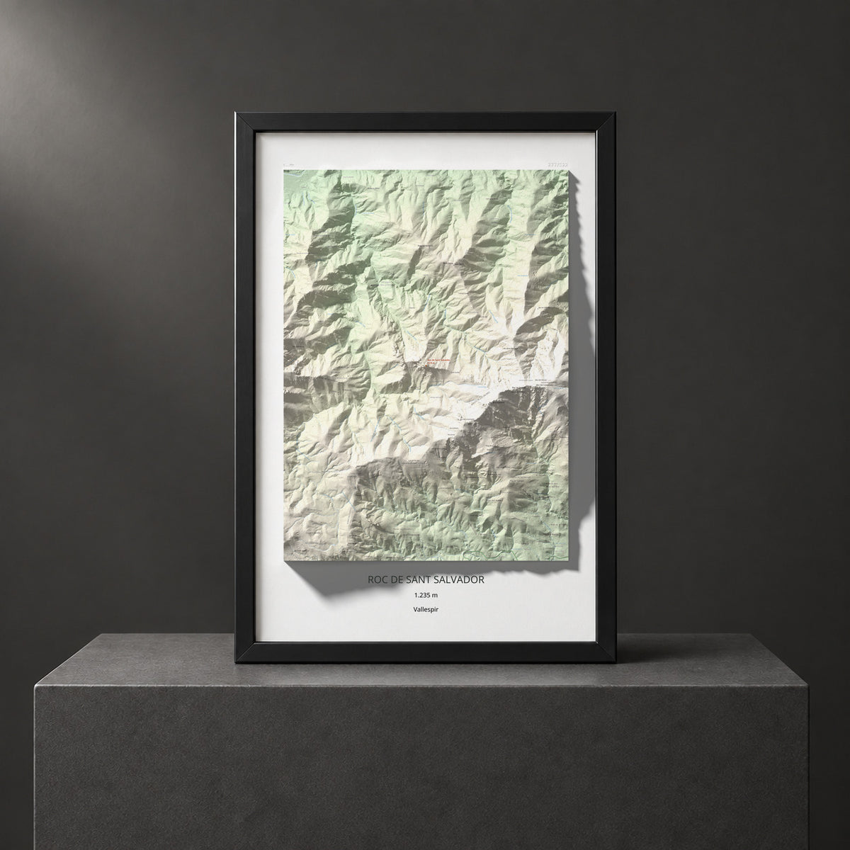 Mapa de relieve de Roc de Sant Salvador, 1235 m, Vallespir, lámina 100 Cims de Trobart. Presentación enmarcada. 61 × 91 cm.