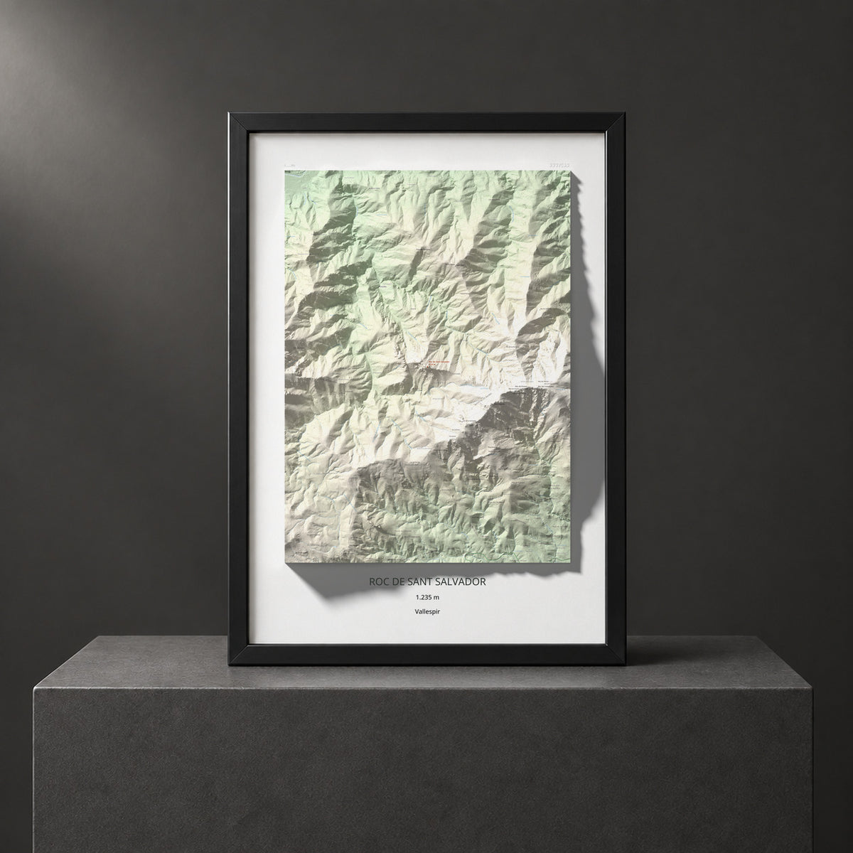 Mapa de relieve de Roc de Sant Salvador, 1235 m, Vallespir, lámina 100 Cims de Trobart. Presentación enmarcada. 70 × 100 cm.