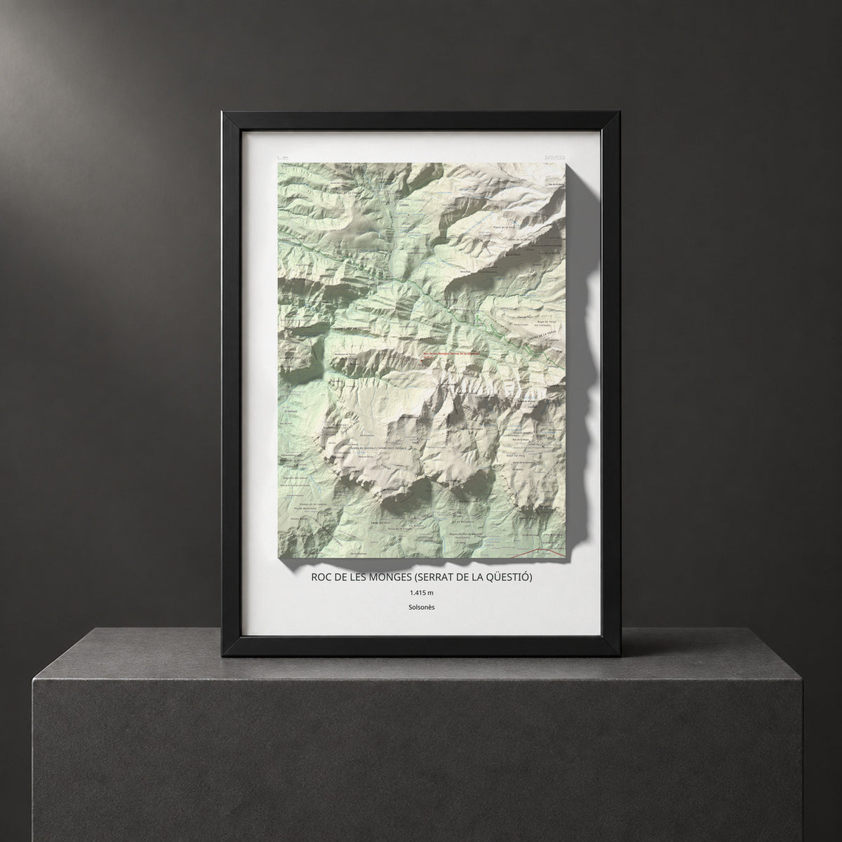 Mapa de relieve de Roc de les Monges (Serrat de la Qüestió), 1415 m, Solsonès, lámina 100 Cims de Trobart. Presentación enmarcada. 50 × 70 cm.